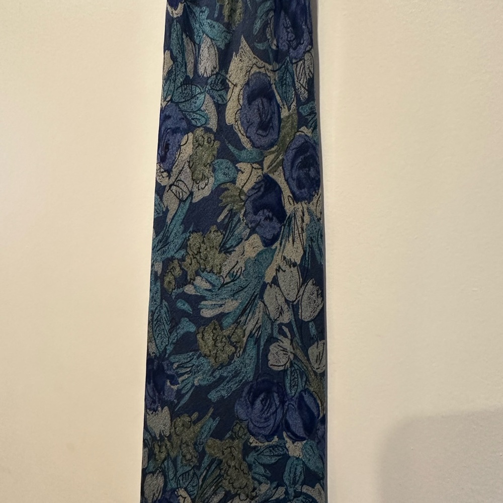 Beautiful hand made Italian 100% silk tie